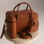 סט של תיק עגלה דגם לונה כאמל עם נרתיק בקבוקים תואם